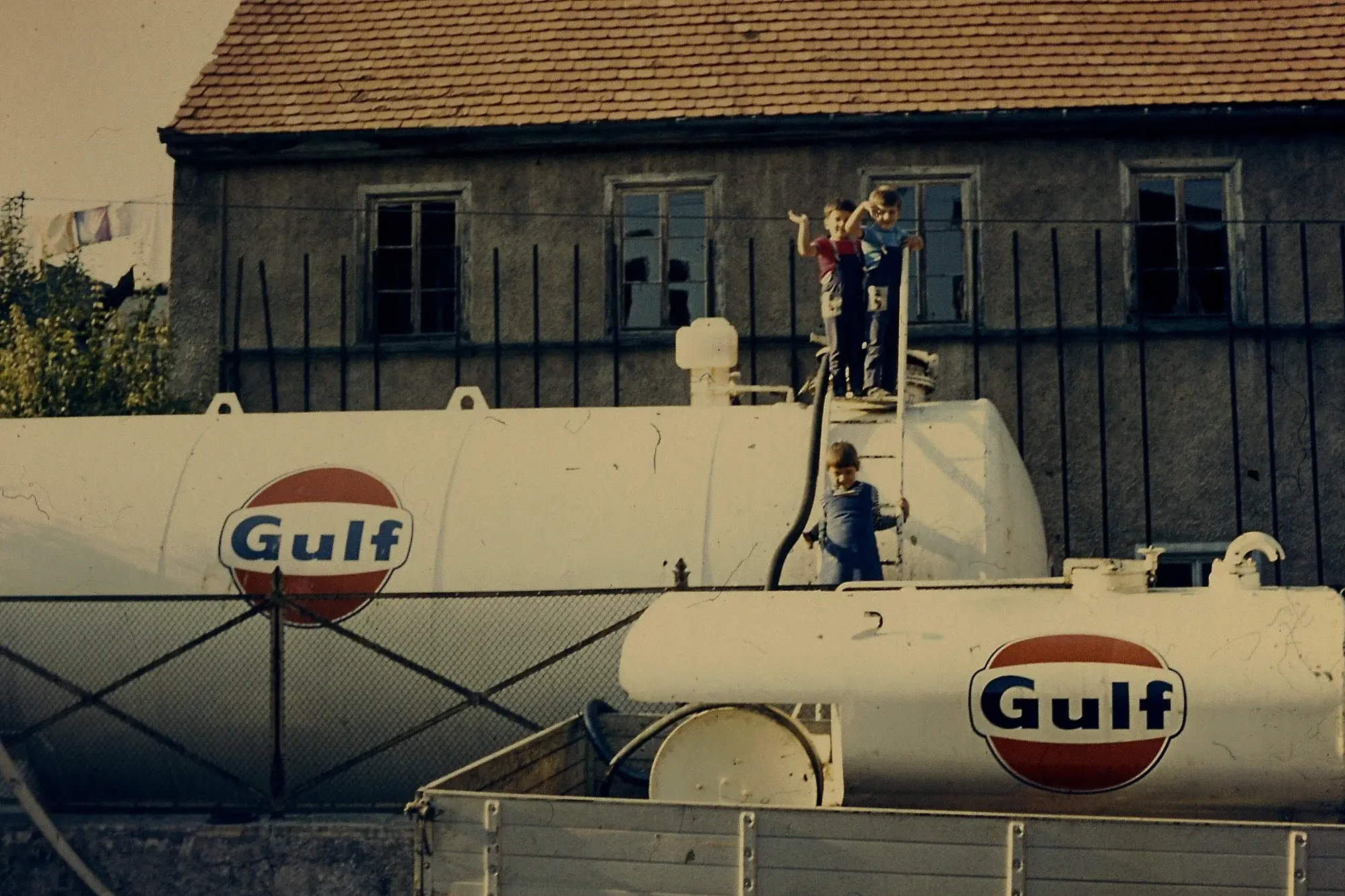 Kinder auf dem Betriebsgelände zwischen den damaligen Gulf-Tanks