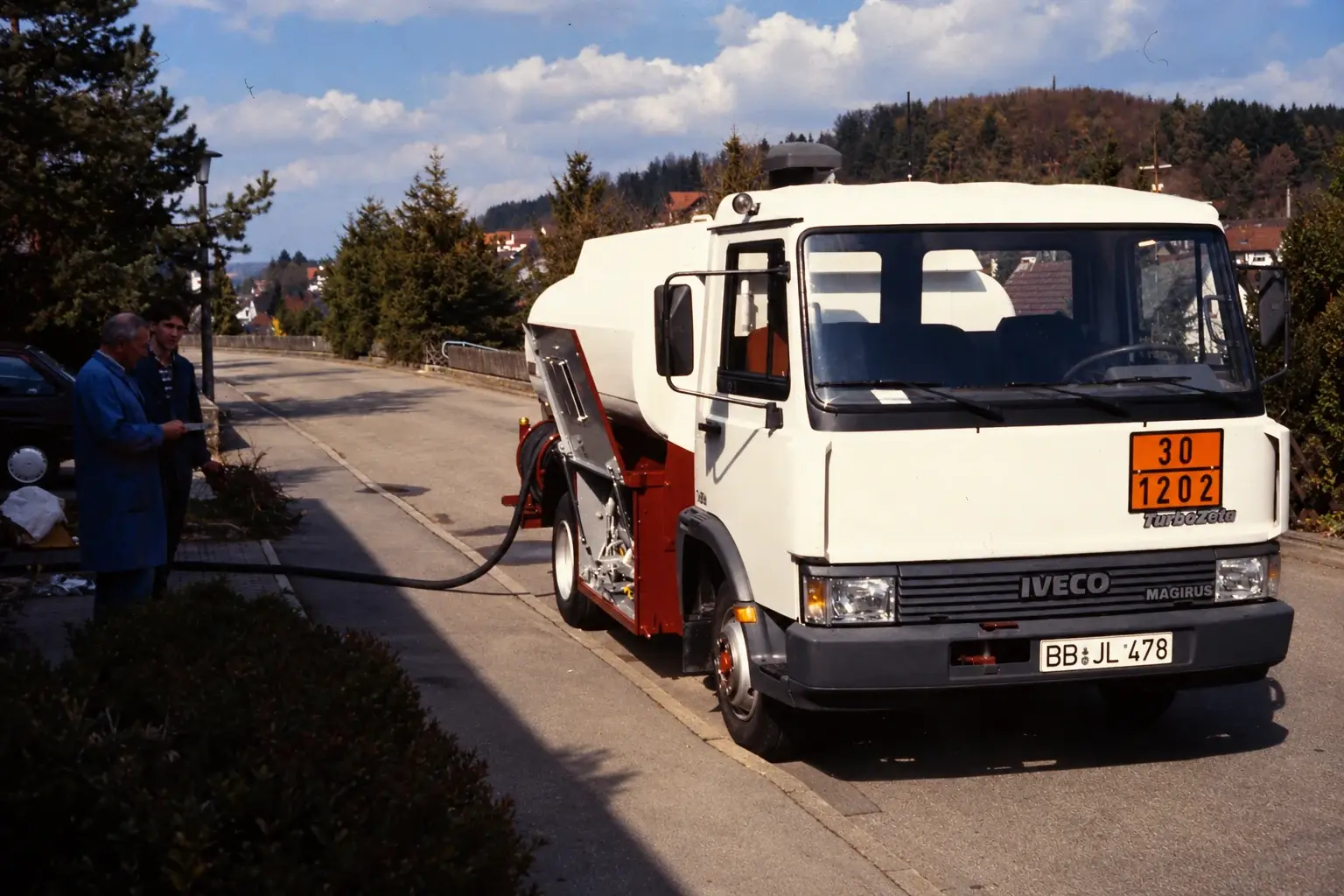 Ein weißer Iveco-Tankwagen bei der Heizöllieferung in einer Wohnstraße