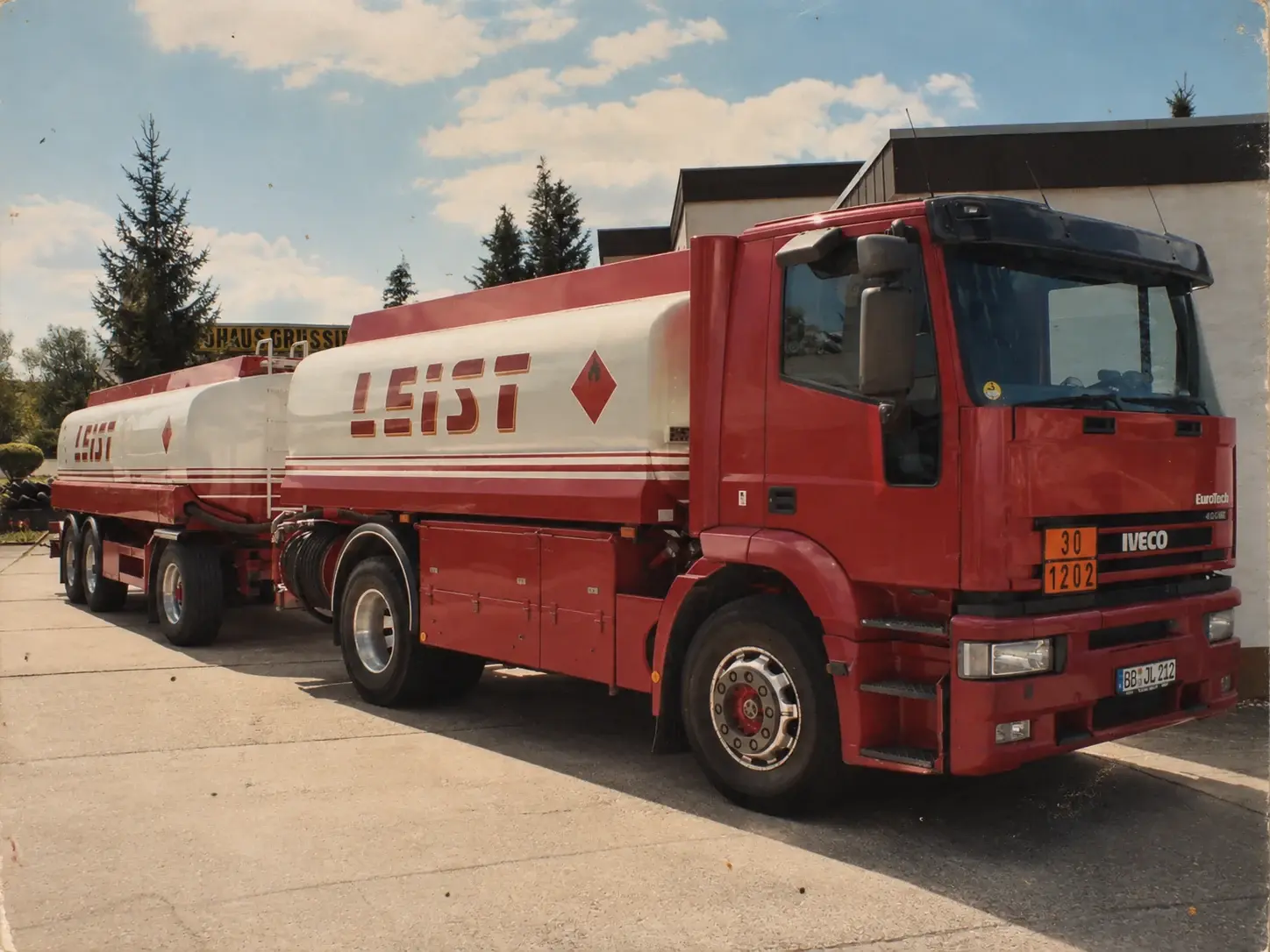 Ein roter Iveco-EuroTech-Tankzug mit weißem Tank und Leist-Beschriftung