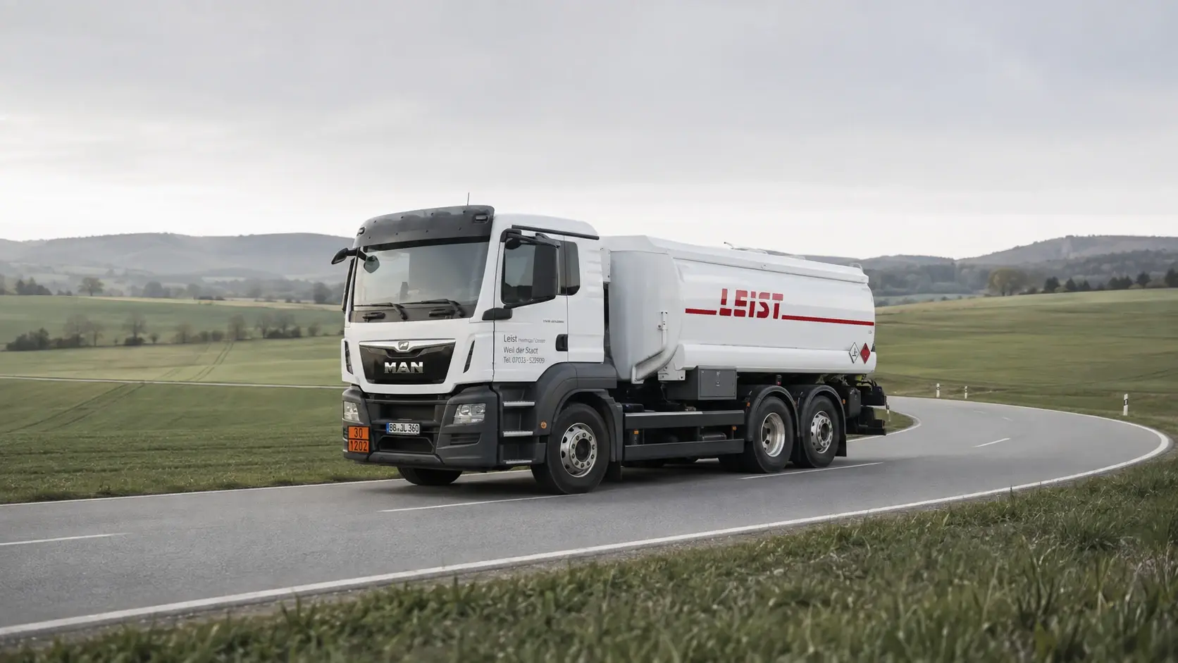 Bildillustration: Weißer Leist-Tankwagen auf einer Landstraße im Heckengäu